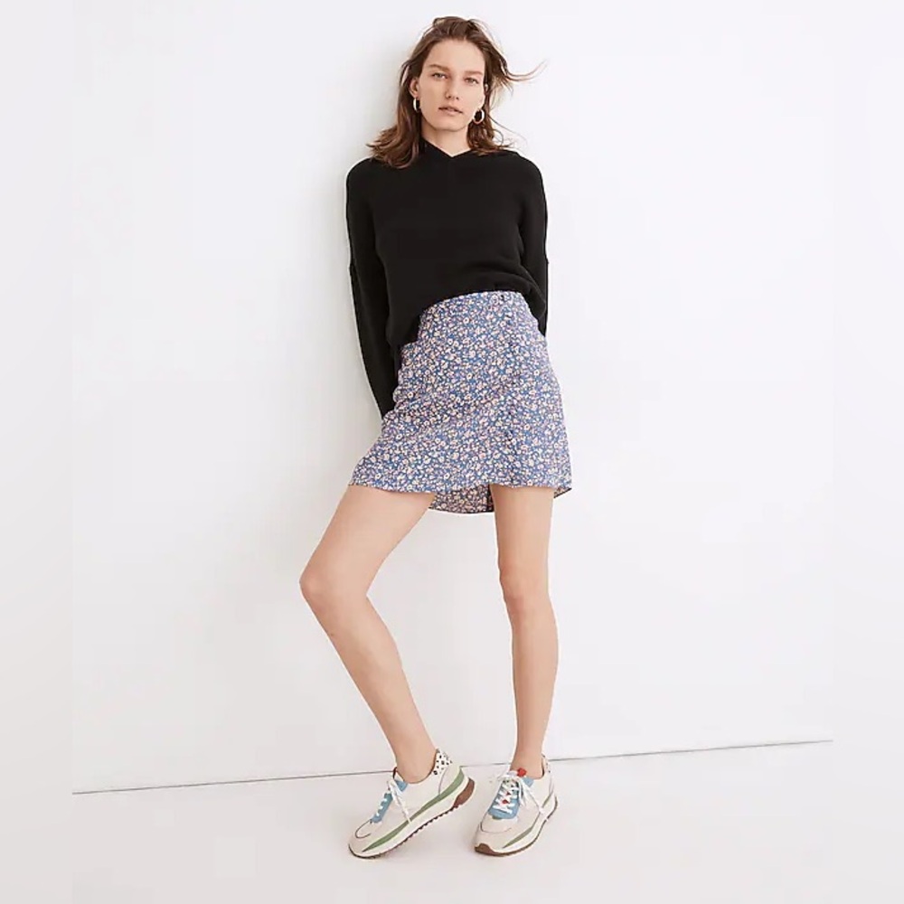 Madewell flower skirt with back zipper and side buttons size 6.